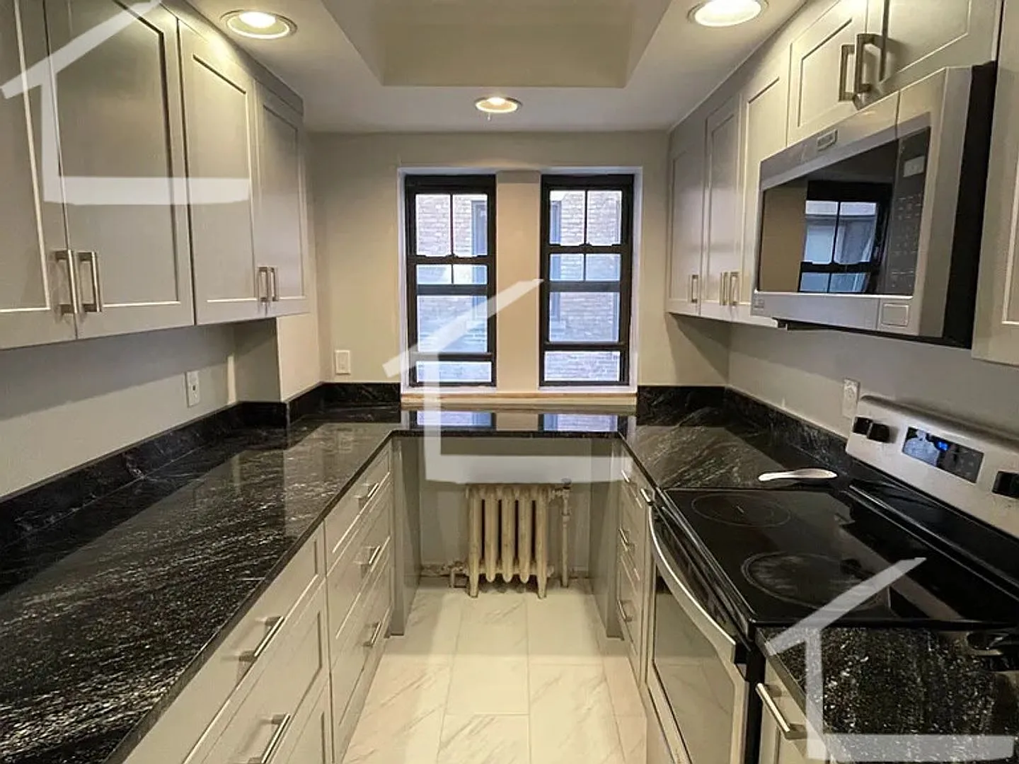 Charming 3 Bedroom-No Broker Fee — Photo 3