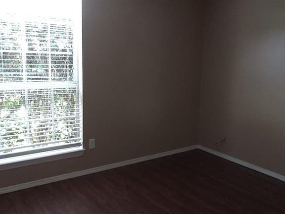 5th image of 401 Oak Knoll Ln
