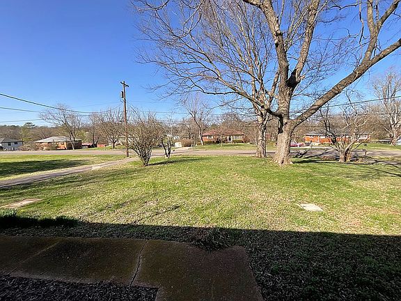 2nd image of 906 Apple Valley Rd