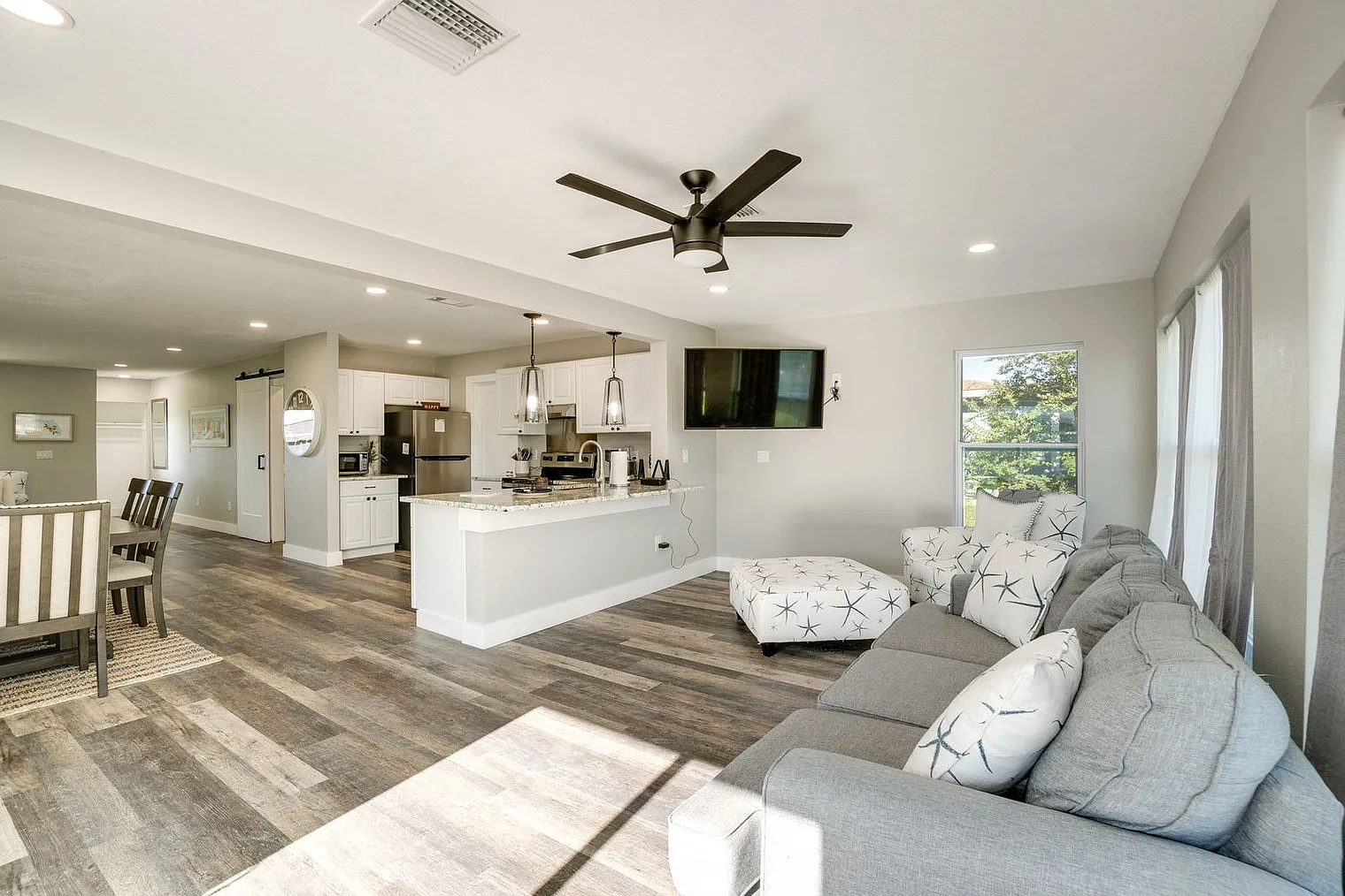 2 bed, 2.0 bath, 1894 sqft, $3,774 — Photo 2