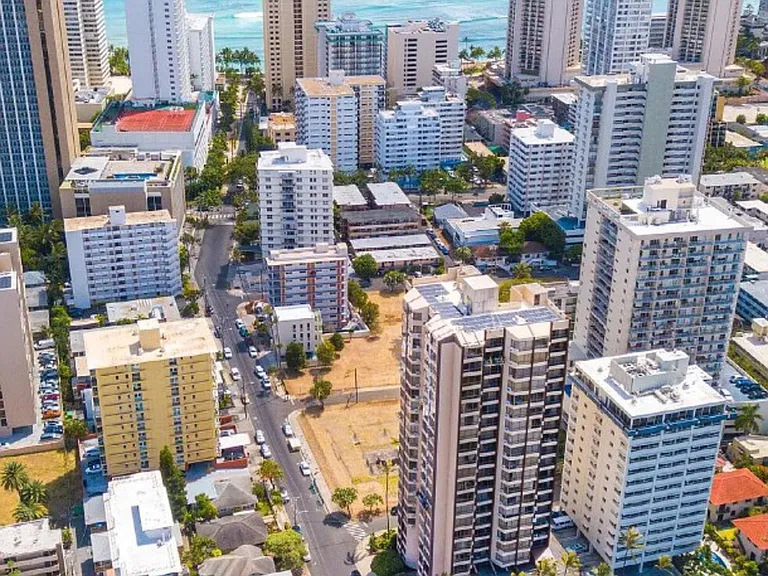Liliuokalani Ave — Photo 23