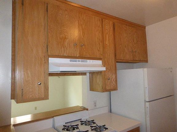 Kitchen stove/oven and refrigerator