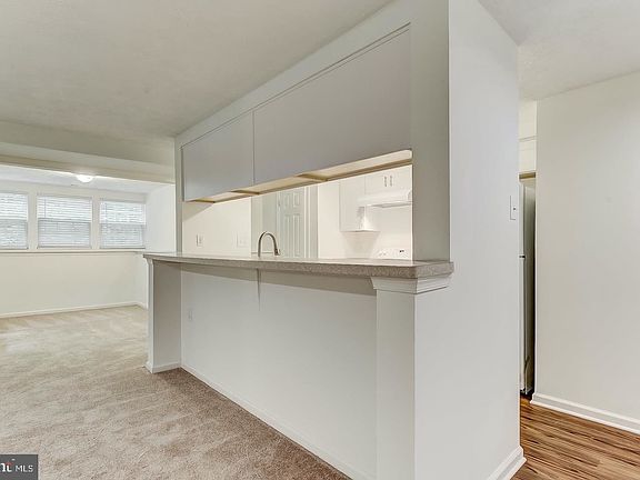 3rd image of 903B Woodbridge Ct #903-B