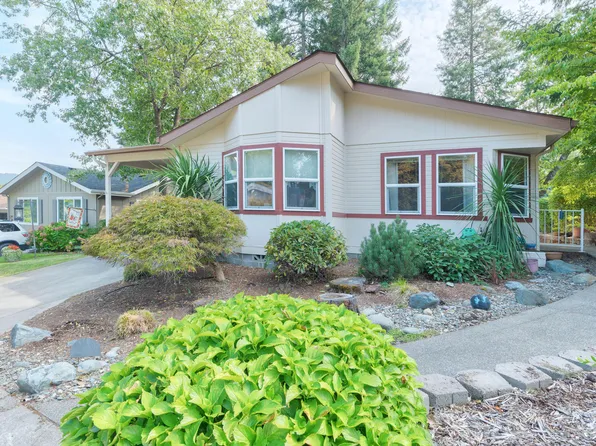 221 NW Creekside Dr, Grants Pass, OR 97526