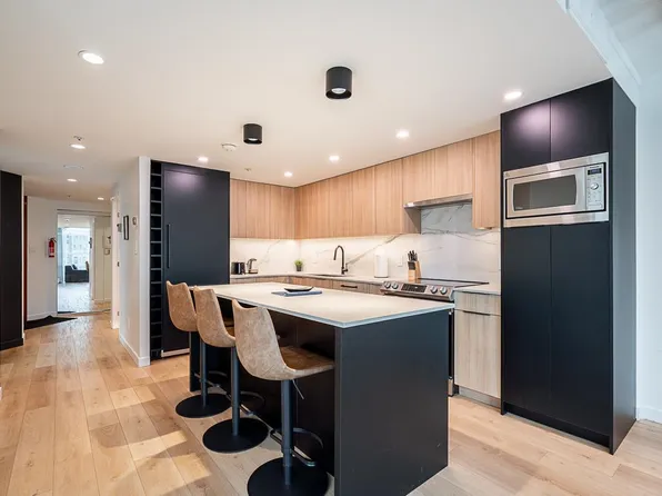 1050 Burrard St #1201, Vancouver, BC V6Z 2S3