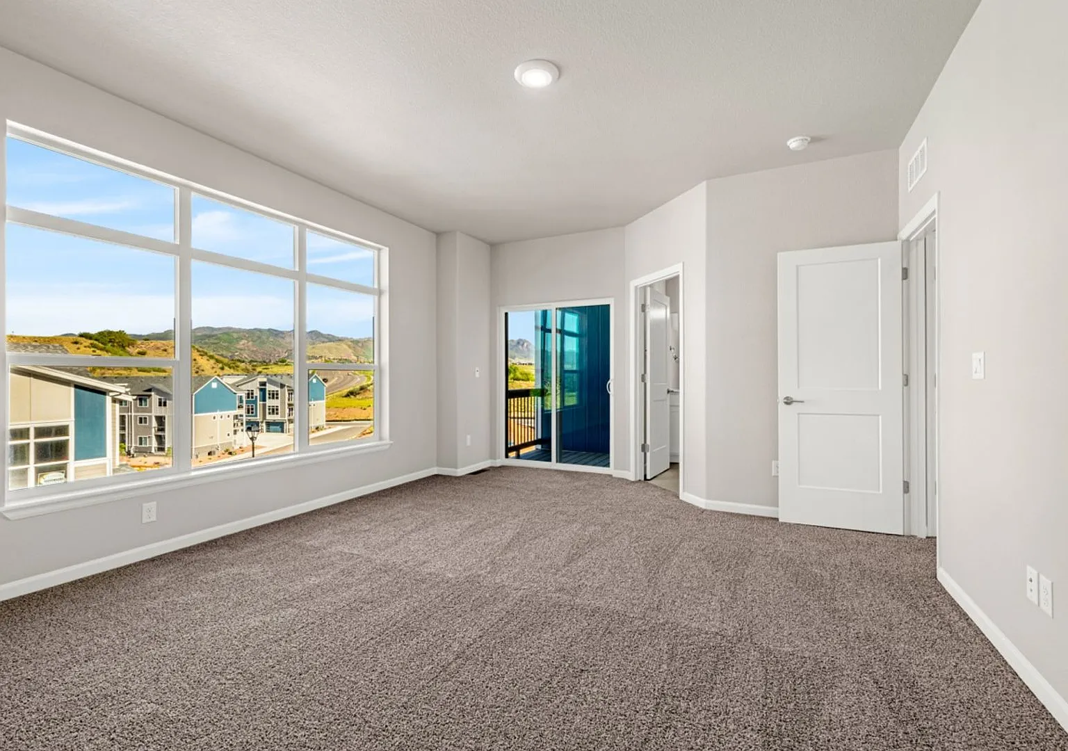 Luxury Townhome with Stunning Mountain Views | 4 Bed | 3.5 Bath — Photo 4