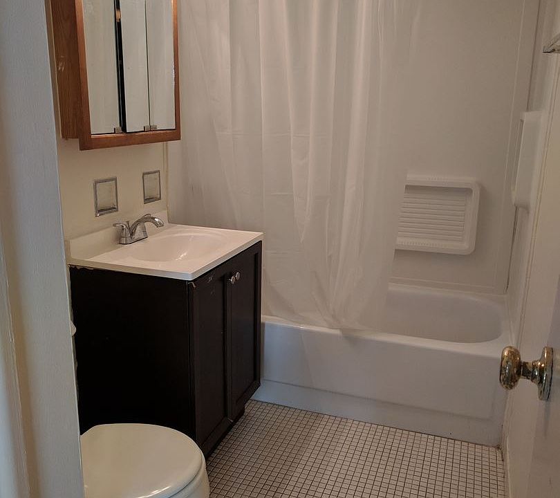 1st image of 1120 Parkwood Dr APT 104