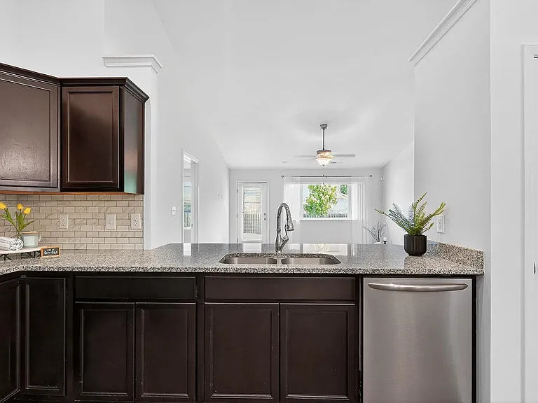 3272 Maitland Dr — Photo 17