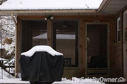 Private screened-in porch w/ electric! : Vaulted ceiling and cable, too! Additional deck provides ou