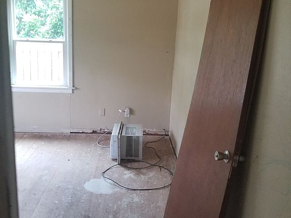3rd image of 909 N Clay St
