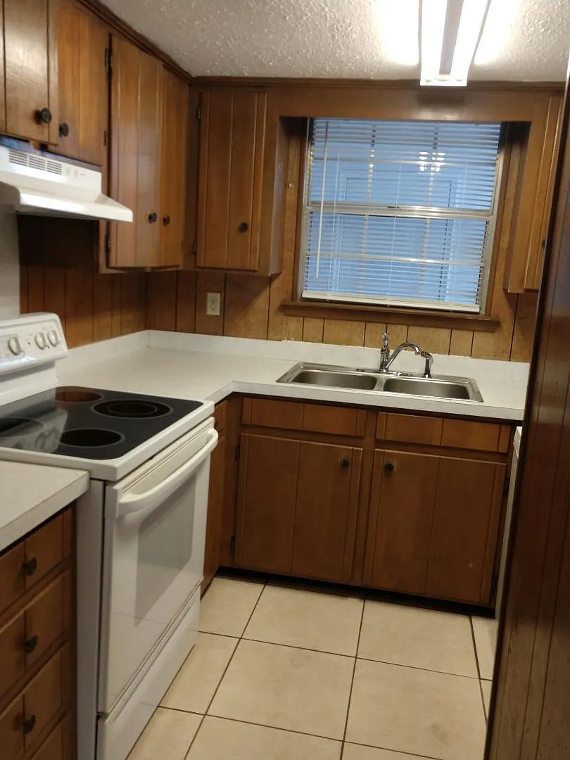 3 bed, 1.5 bath, 1320 sqft, $1,450 — Photo 3