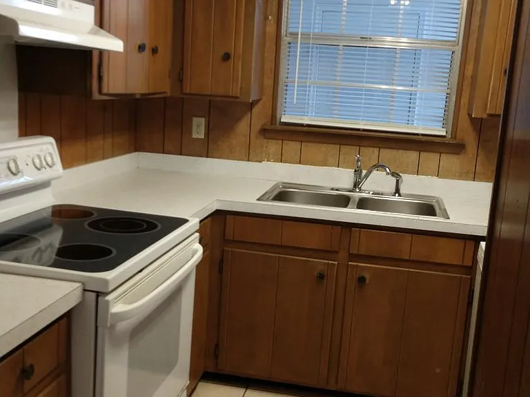 106 Valencia Dr — Photo 3