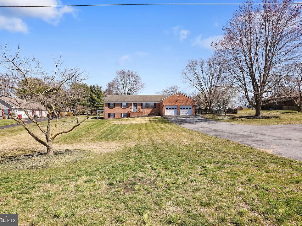 414 Old Country Club Rd, Charles Town, WV 25414