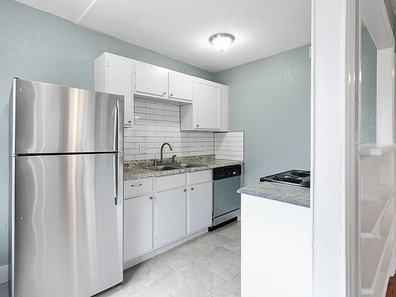 3rd image of 720 W 37th St #10