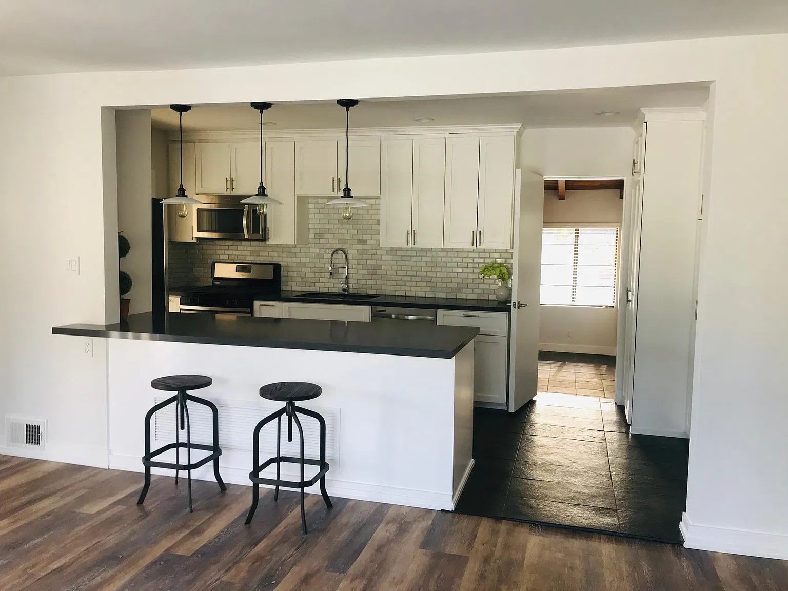 4 bed, 1800 sqft, $5,995 — Photo 3