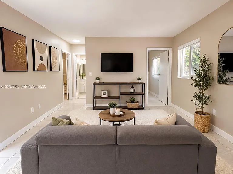 31 SW 8th St #1 — Photo 3