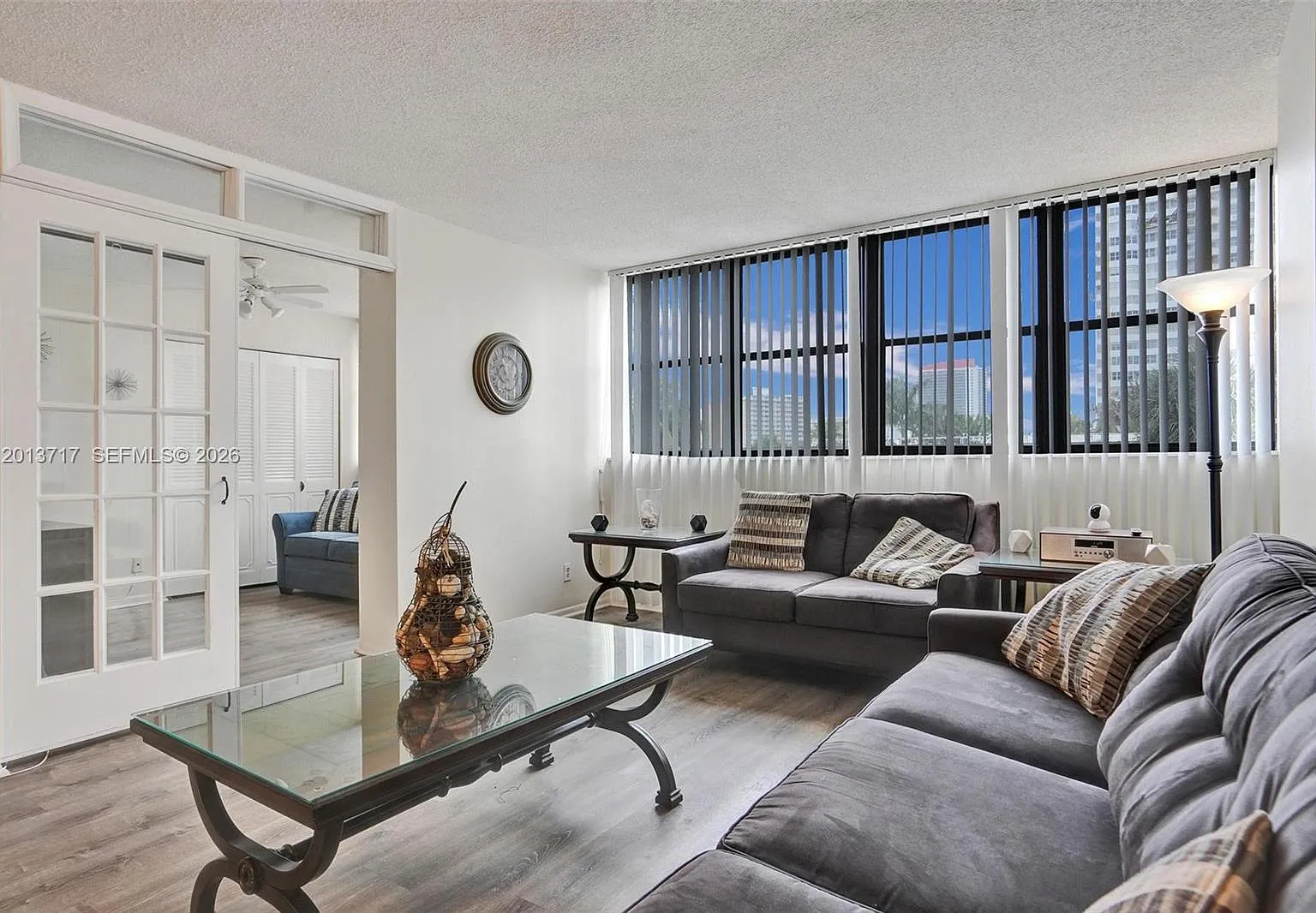 Avant Garde Condo — Photo 3