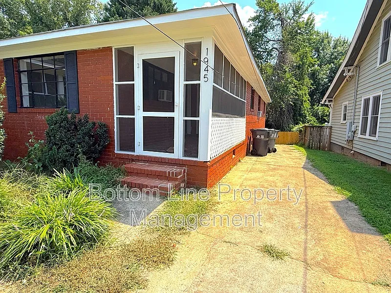 2 bed, 1.0 bath, 918 sqft, $1,695 — Photo 2