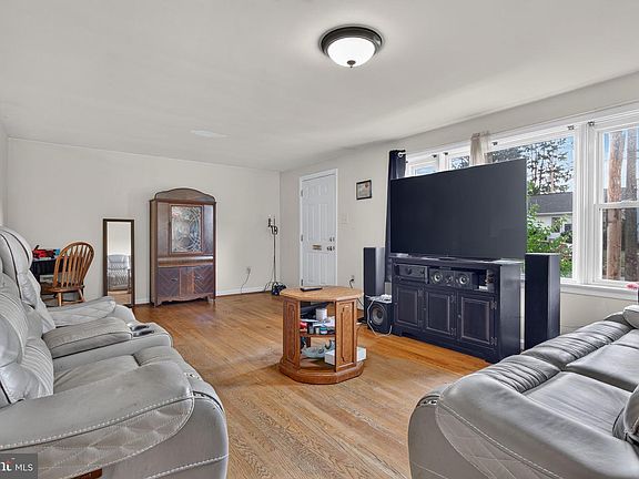 5th image of 935 Wabank St