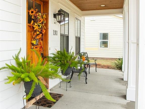 4th image of 1317 E De Soto St