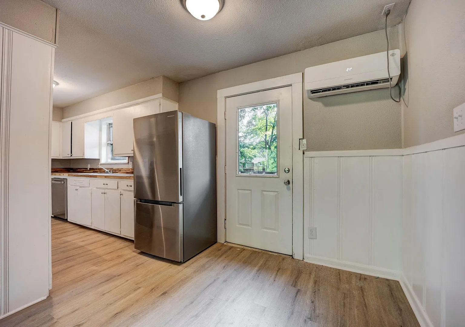 Free Month Rent! Freshly Updated 3 Bedroom House — Photo 2