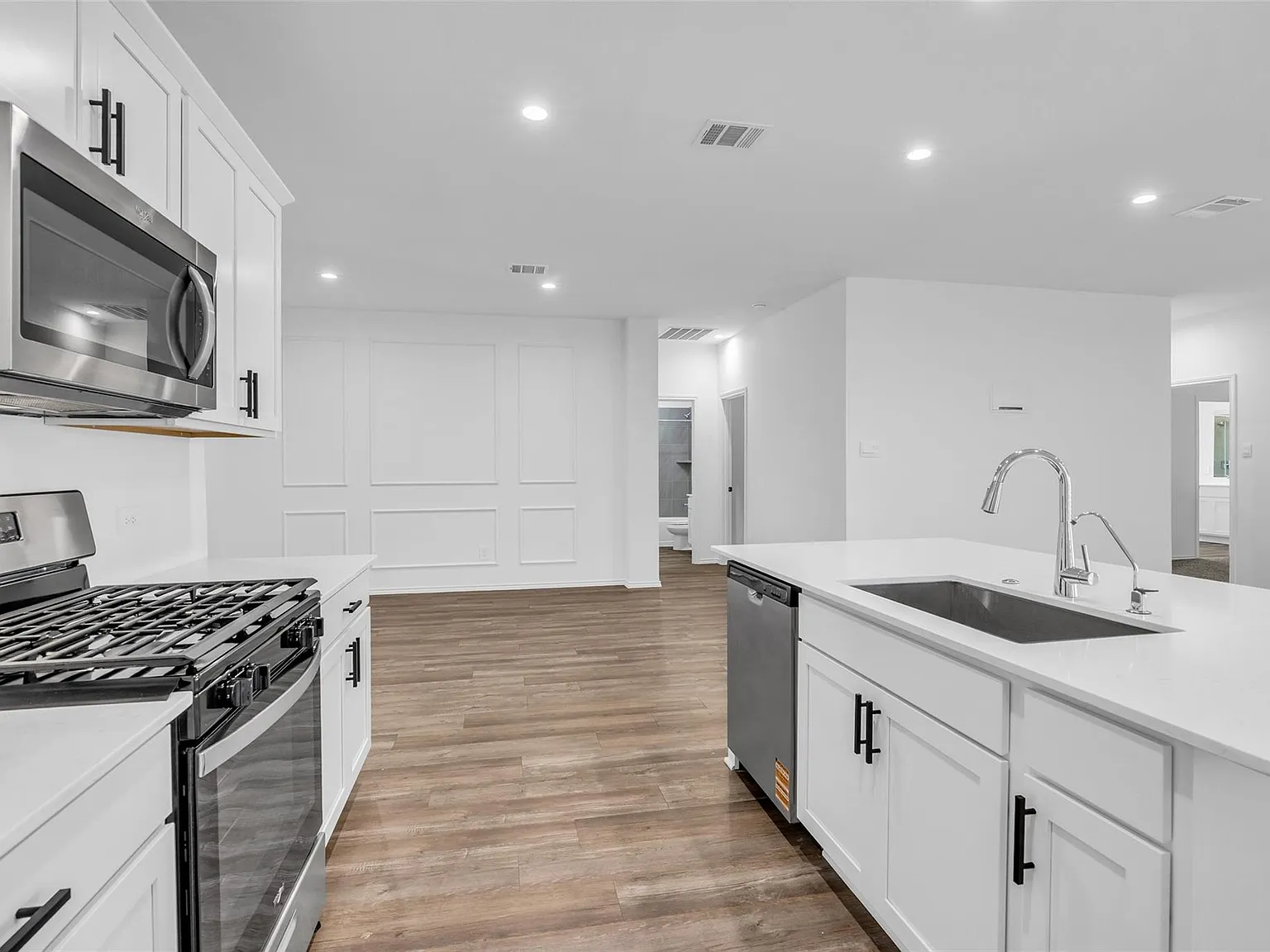 4 bed, 3.0 bath, 1988 sqft, $2,800 — Photo 4