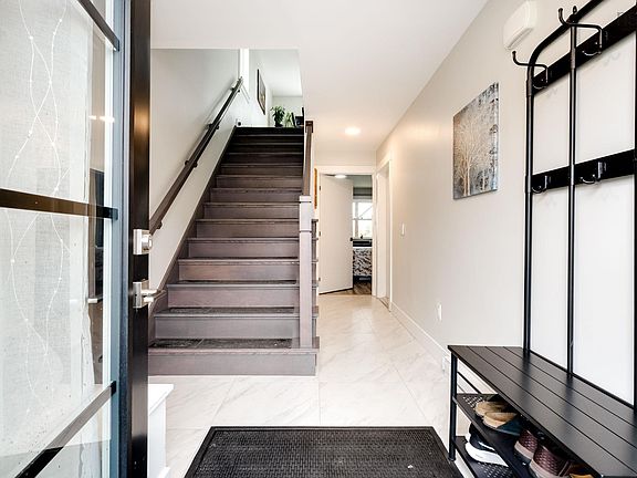 3rd image of 69 Flatrock Cres