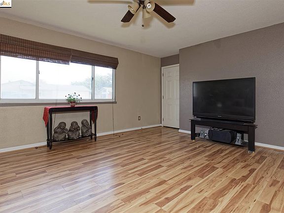 5th image of 16277 Julie Ln