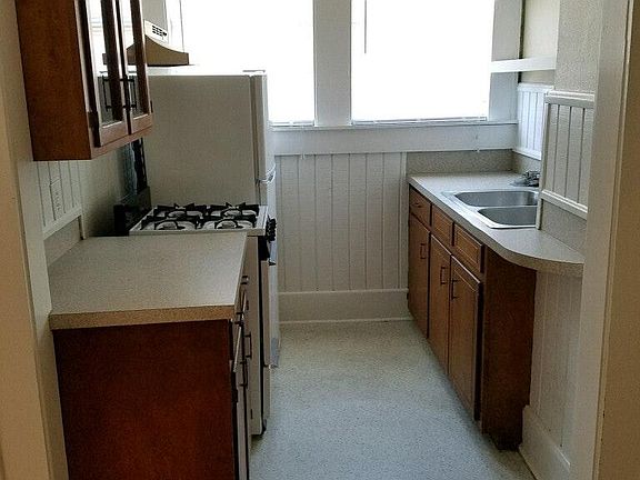 4th image of 249 Kings Hwy APT E
