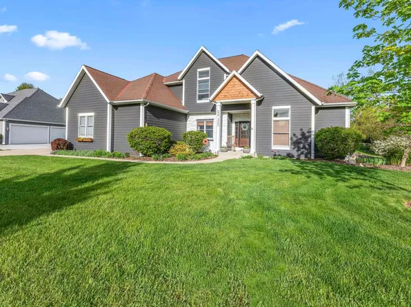 234 West Harvest LANE, Pewaukee, WI 53072