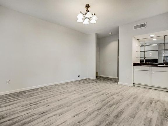 4th image of 1818 Augusta Dr APT 33