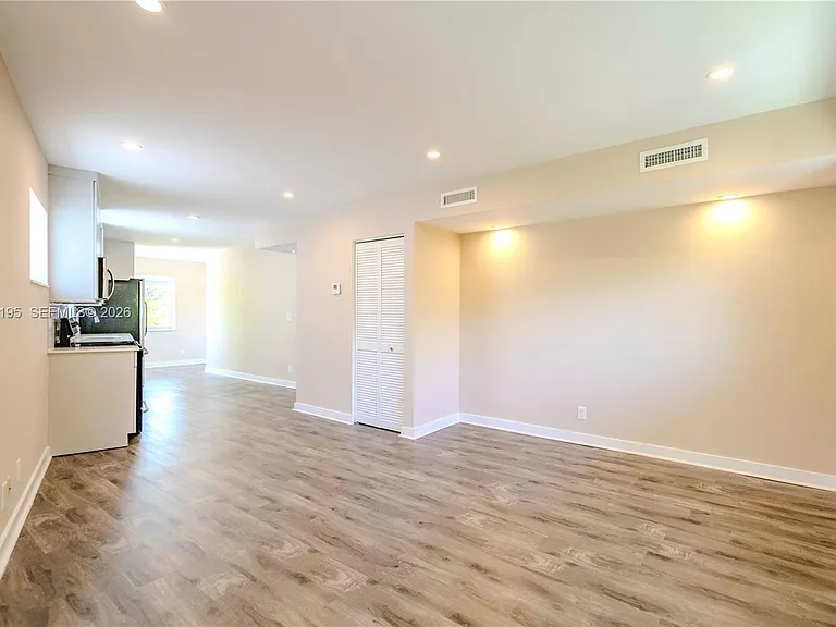 2400 NE 26th St #8 — Photo 7
