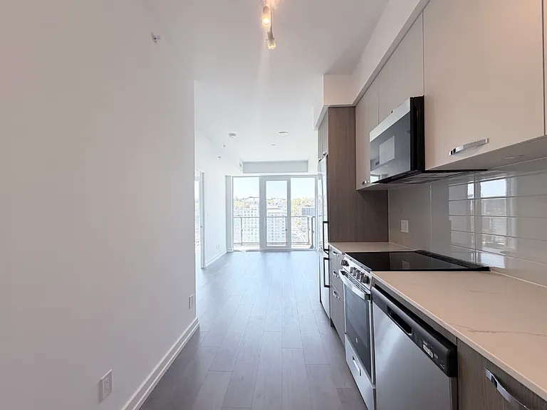 75 James St S #1423 — Photo 9