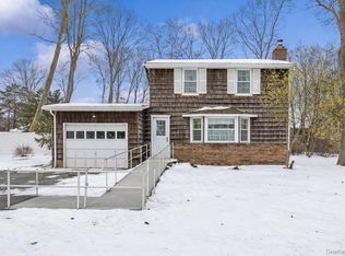 6 Oak St, Saint James, NY 11780