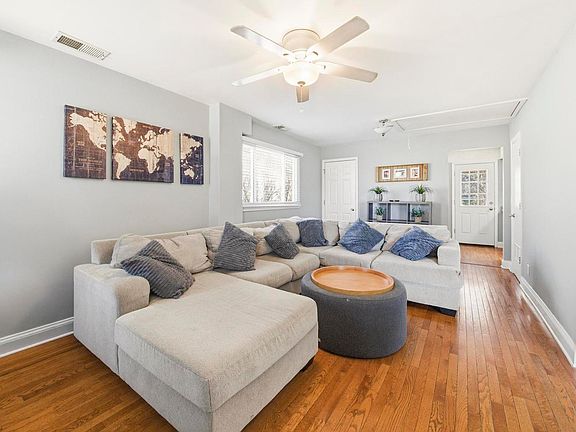 4th image of 581 Charing Cross Rd