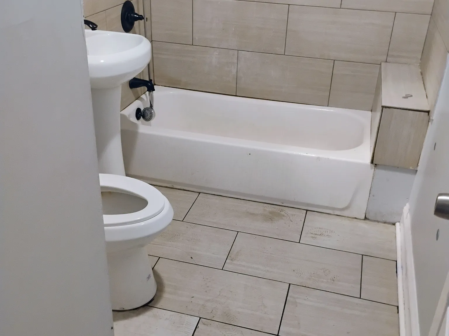 3 bed, 1110 sqft, $2,100 — Photo 3