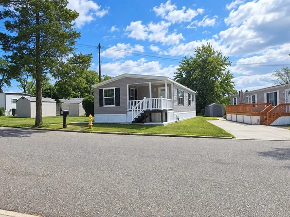 30 Mobile Ln, Toms River, NJ 08755