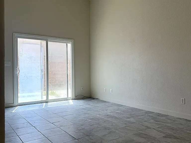 614 Barbara Ct — Photo 6
