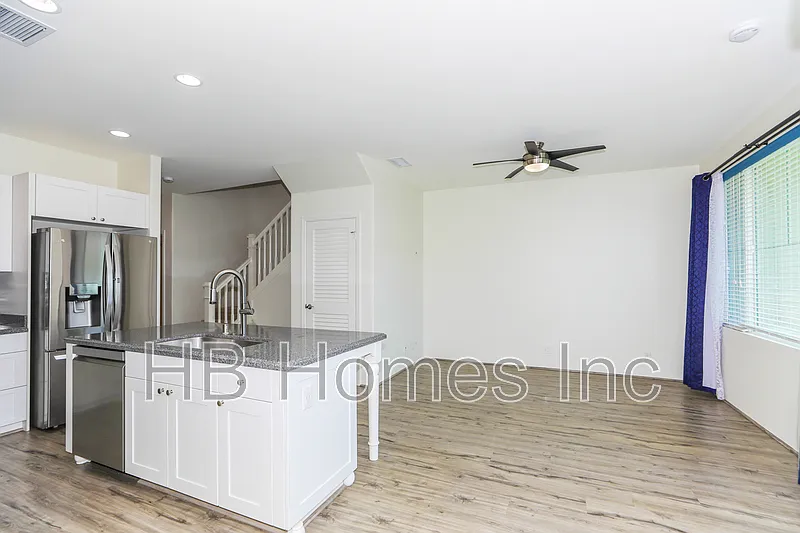 3 bed, 3.0 bath, 1376 sqft, $4,300 — Photo 3