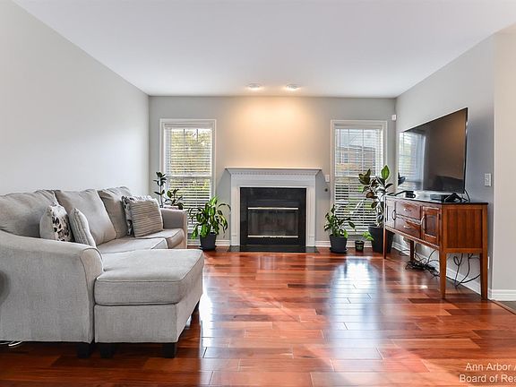 2nd image of 5584 Hampshire Ln