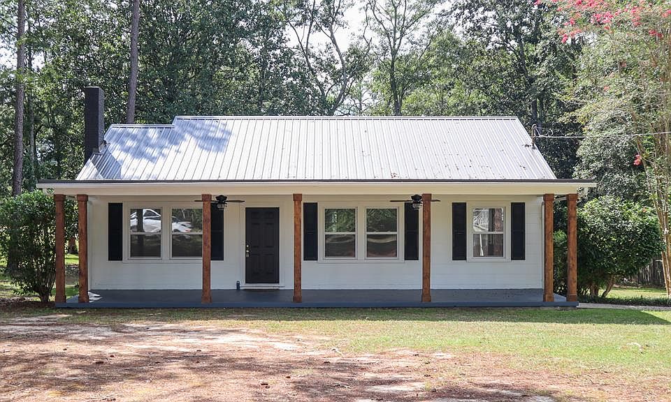 1st image of 944 Woodland Dr