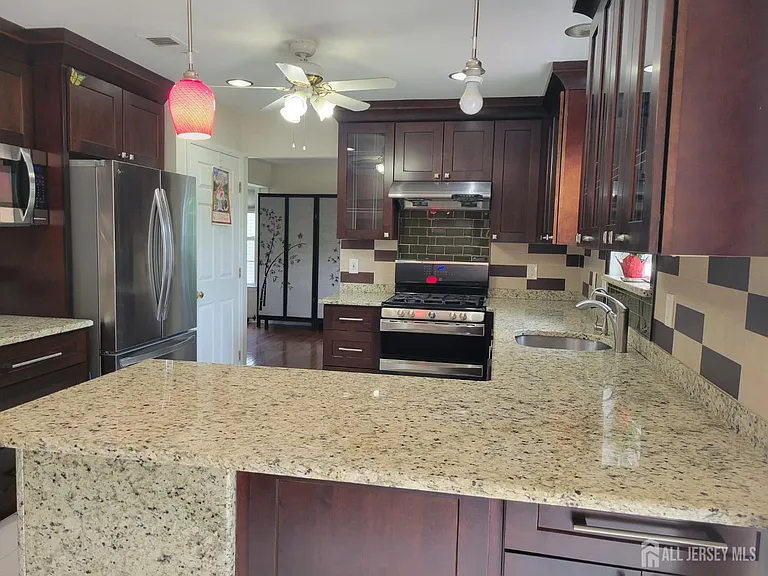 13 Airdale Dr — Photo 9