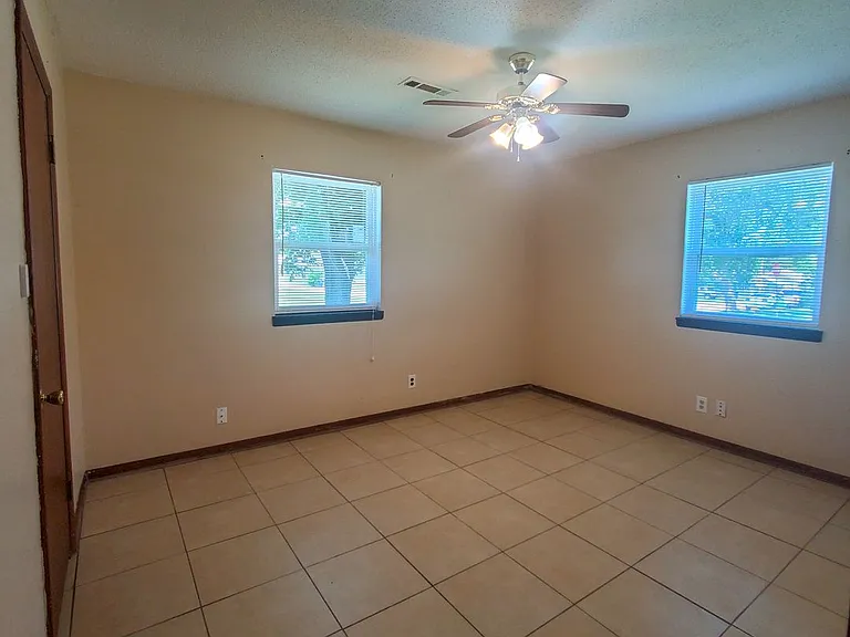 2429 N Market Ave #1/2 — Photo 13