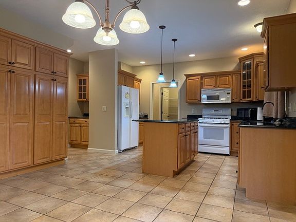 5th image of 2202 Amber Ln