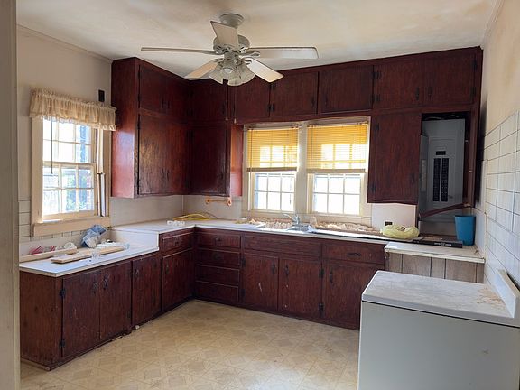 2nd image of 232 E Calhoun St