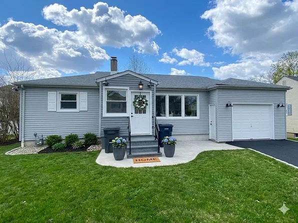 271 Valley Rd, Clark, NJ 07066