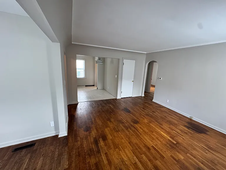 2121 Roberts Ln — Photo 8
