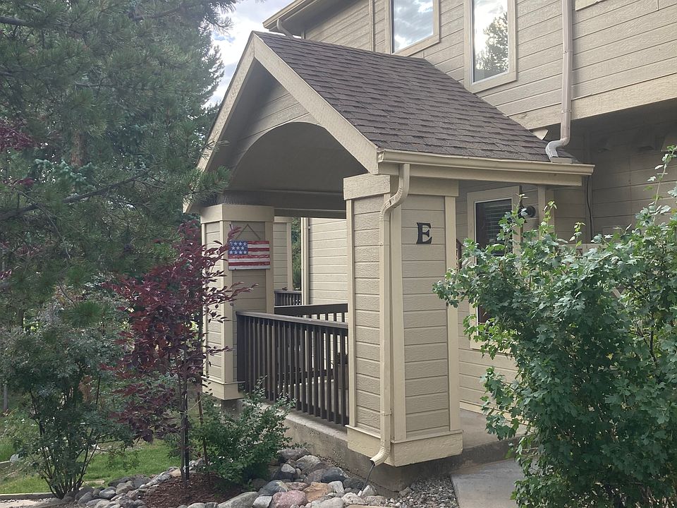 Front walkway Unit E