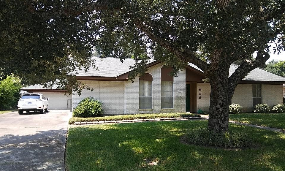 1st image of 906 Country Club Dr