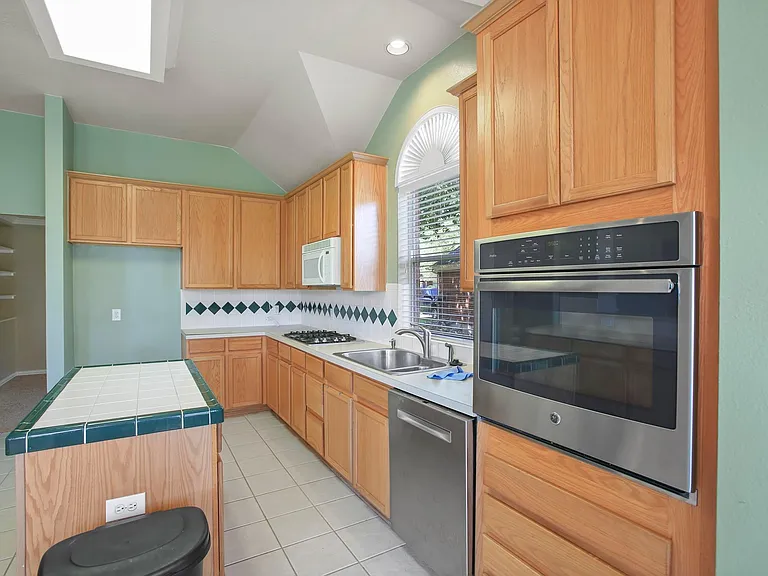 8305 Spinnaker Bay Ln — Photo 11